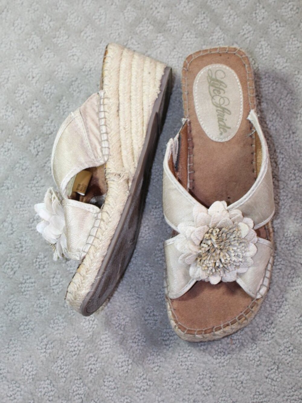 Life Stride Ridley Size 8.5 Floral Embellished Espadrille Beige Wedge Sandals